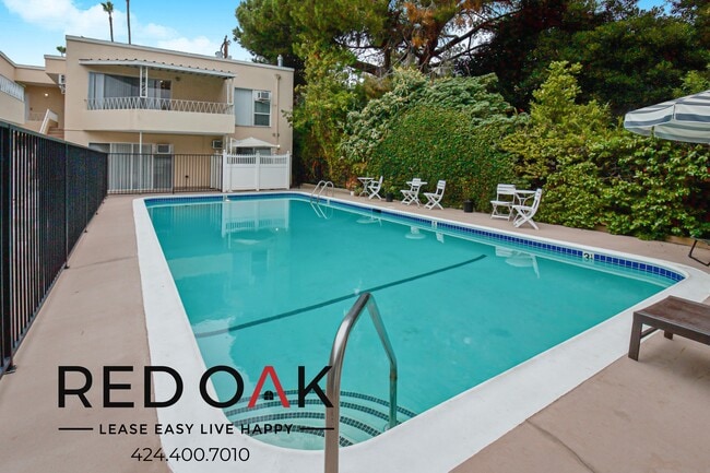 1327 Laurel Ave in West Hollywood, CA - Foto de edificio - Building Photo