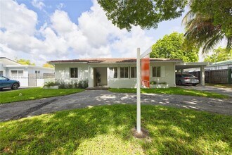 8240 SW 62nd Ct in Miami, FL - Building Photo - Building Photo