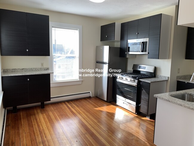 66 Pleasant St, Unit 3 in Cambridge, MA - Building Photo - Building Photo