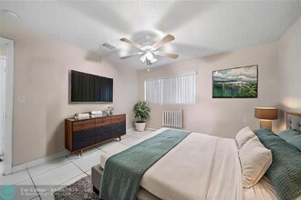 4360 Riverside Dr in Coral Springs, FL - Foto de edificio - Building Photo