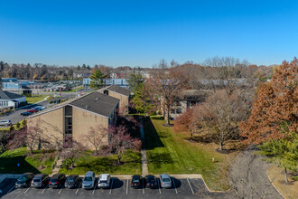 Woodlake Village Apartments in Columbus, OH - Building Photo - Building Photo