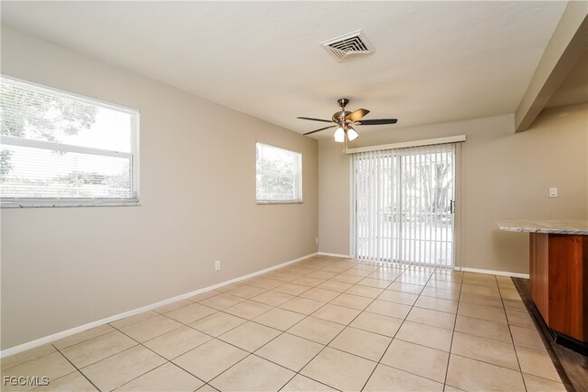 7323 Barragan Rd in Ft. Myers, FL - Foto de edificio - Building Photo