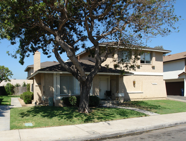 16521 Regina Cir in Huntington Beach, CA - Building Photo - Building Photo