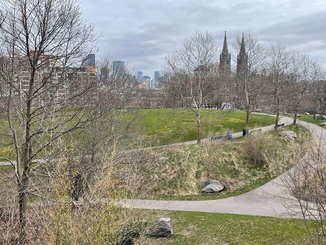 24 Lawn St in Boston, MA - Foto de edificio - Building Photo