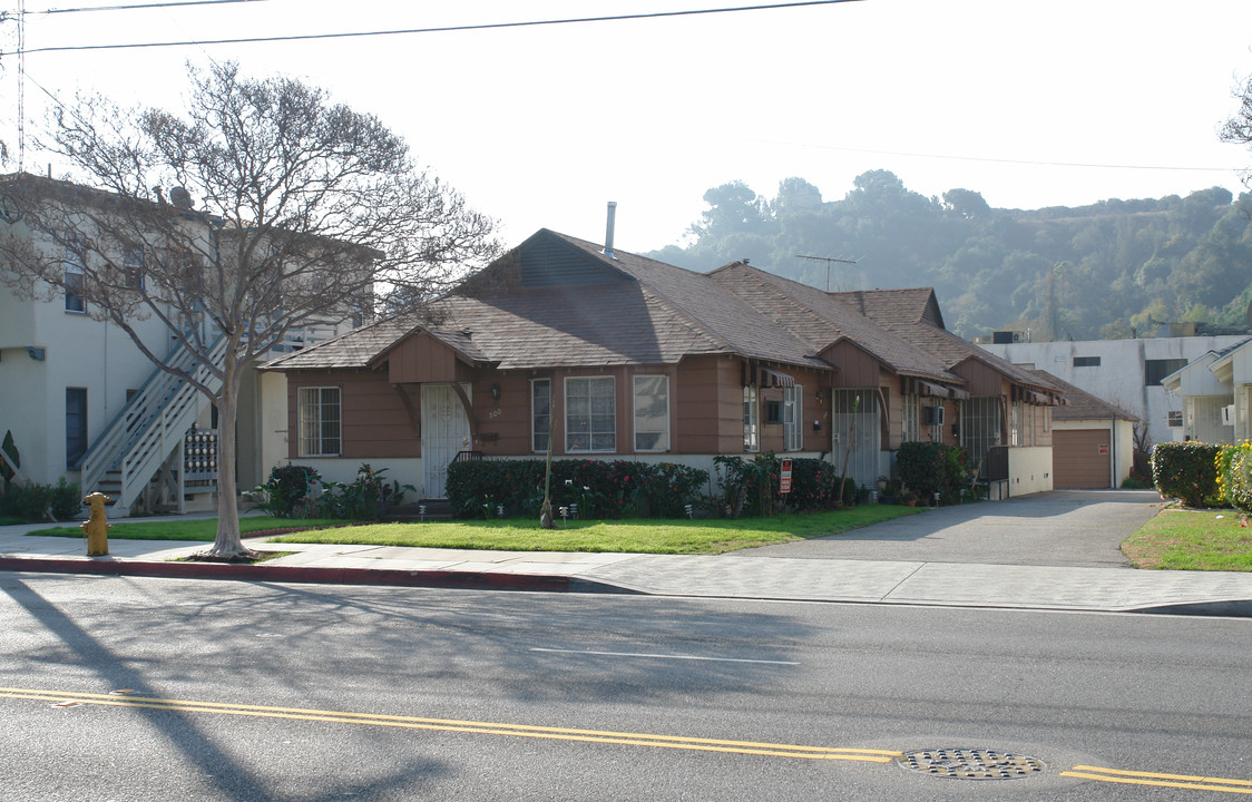 800 E Chevy Chase Dr in Glendale, CA - Foto de edificio