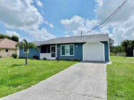 400 Waterside St in Port Charlotte, FL - Building Photo