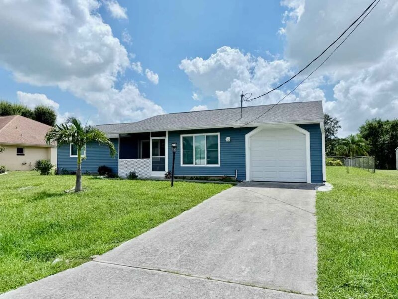 400 Waterside St in Port Charlotte, FL - Building Photo