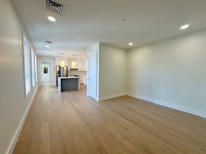 263 Border St, Unit #503 in Boston, MA - Foto de edificio - Building Photo