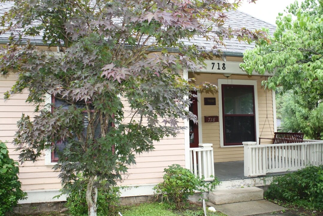 718 S Lincoln St in Bloomington, IN - Building Photo