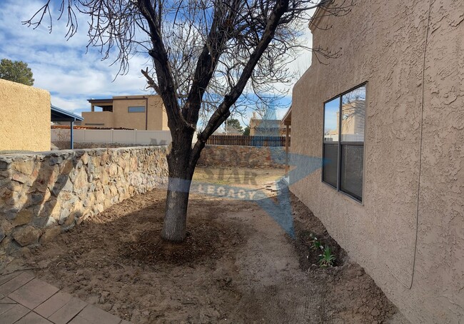 2020 Camelot Dr in Las Cruces, NM - Foto de edificio - Building Photo