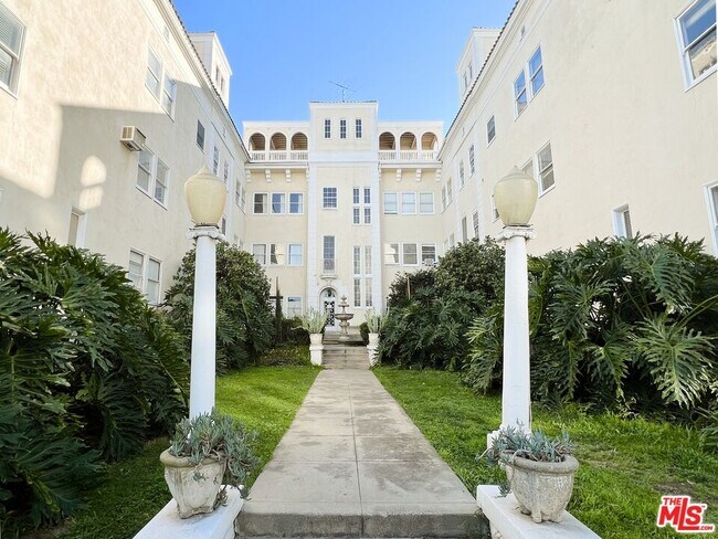 3400 San Marino St in Los Angeles, CA - Building Photo - Building Photo