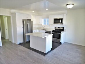 617 W Balboa Blvd in Newport Beach, CA - Building Photo - Building Photo
