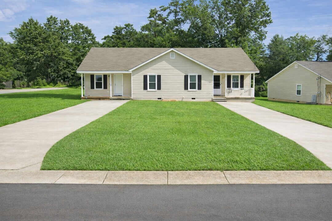 611 Osborne Ct in Riverdale, GA - Building Photo