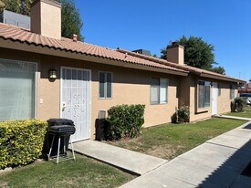 4422 White Ln in Bakersfield, CA - Building Photo