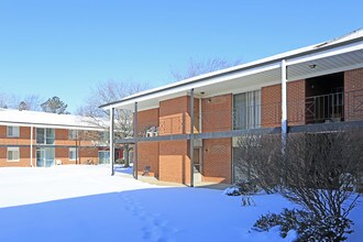 Farmington Plaza Apartments in Farmington, MI - Building Photo - Building Photo