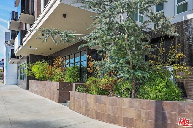 951 Ogden Dr in Los Angeles, CA - Foto de edificio - Building Photo