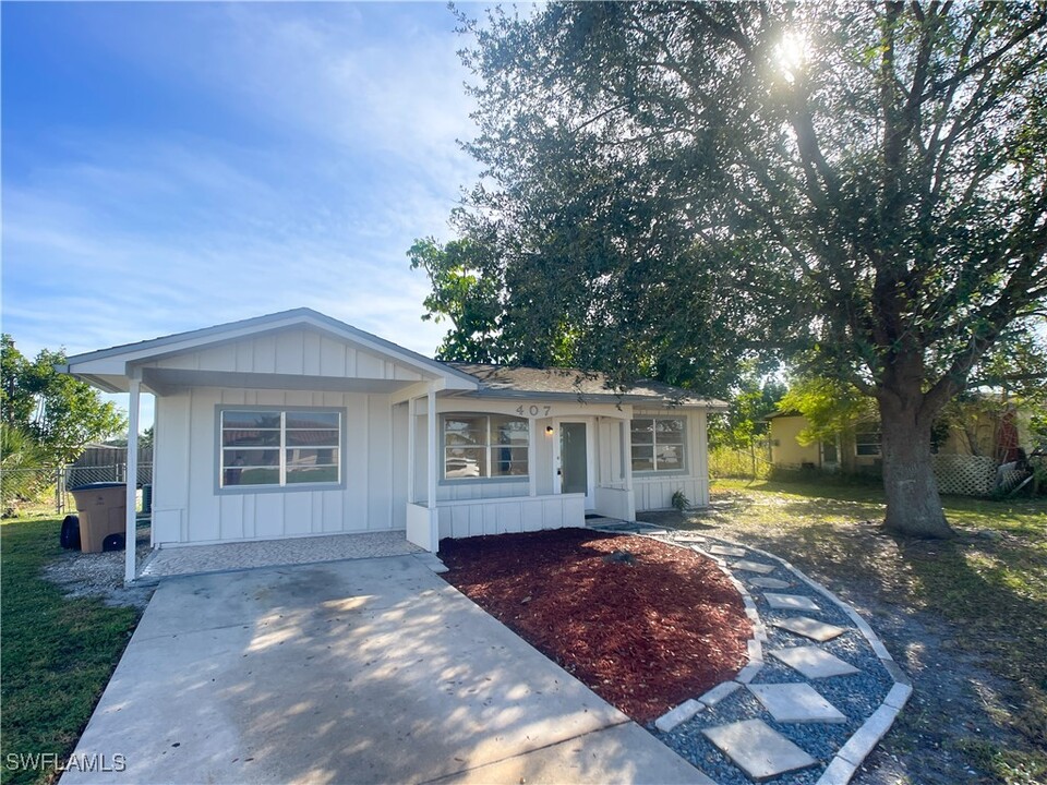 407 Rushmore Ave S in Lehigh Acres, FL - Building Photo