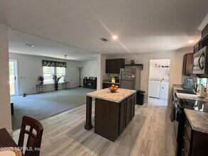 219 Mangrove St in Pomona Park, FL - Building Photo - Building Photo