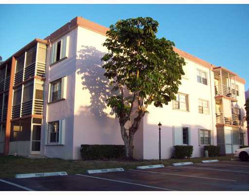 Heritage Circle Condominium in Deerfield Beach, FL - Building Photo