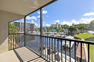 4 Royal Palm Way in Boca Raton, FL - Building Photo