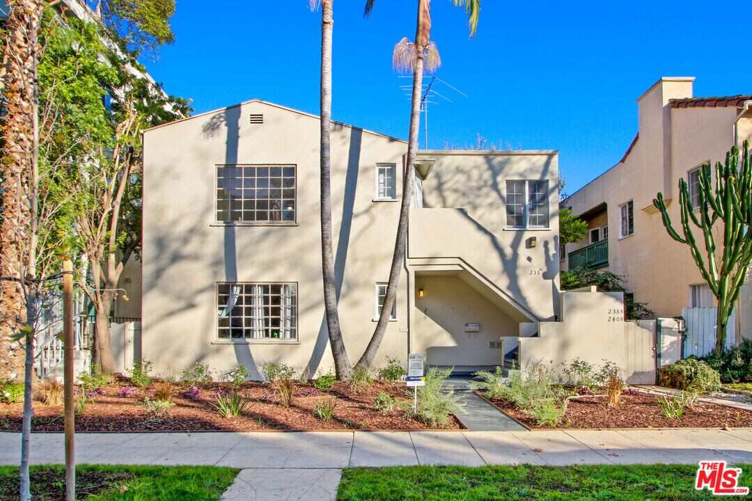 238 N Almont Dr in Beverly Hills, CA - Building Photo