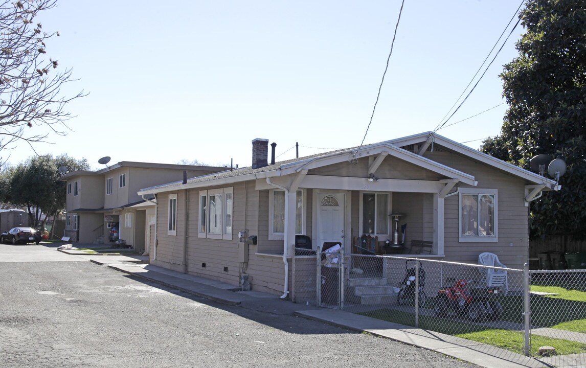 325 Smalley Ave in Hayward, CA - Building Photo