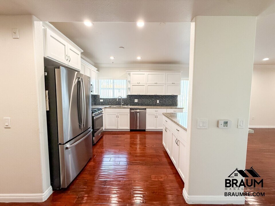 332 S Virgil Ave in Los Angeles, CA - Building Photo