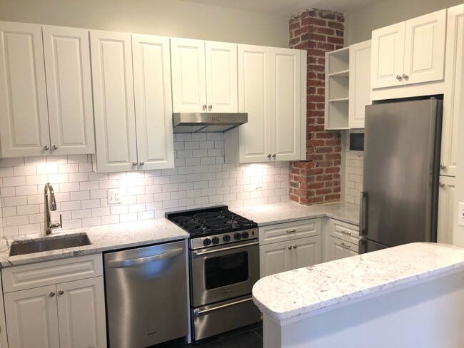 201 E St SE, Unit 4 in Washington, DC - Building Photo - Building Photo