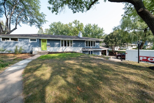 4517 W 113th St in Minneapolis, MN - Building Photo - Building Photo