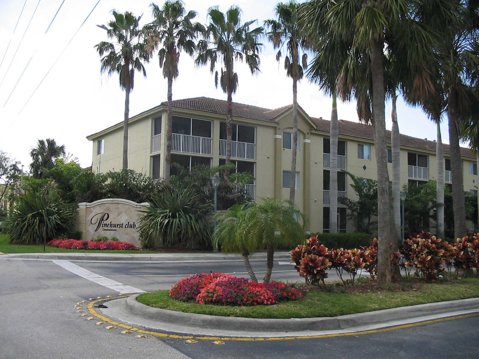 Pinehurst Club in Hollywood, FL - Foto de edificio