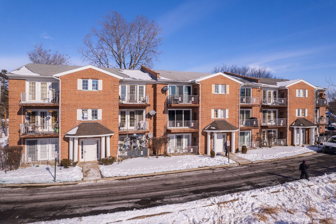 10337 Dearlove Rd in Glenview, IL - Foto de edificio