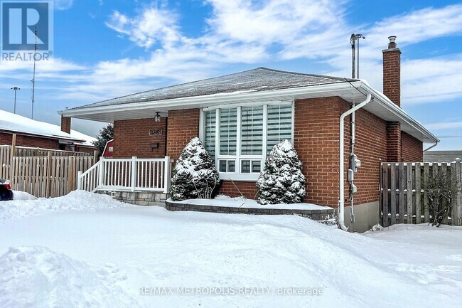1028 McCullough Dr in Whitby, ON - Building Photo - Building Photo