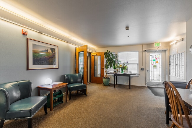 Weidler Commons in Portland, OR - Foto de edificio - Building Photo