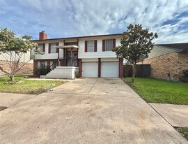 12210 Cliffgate Dr in Houston, TX - Building Photo