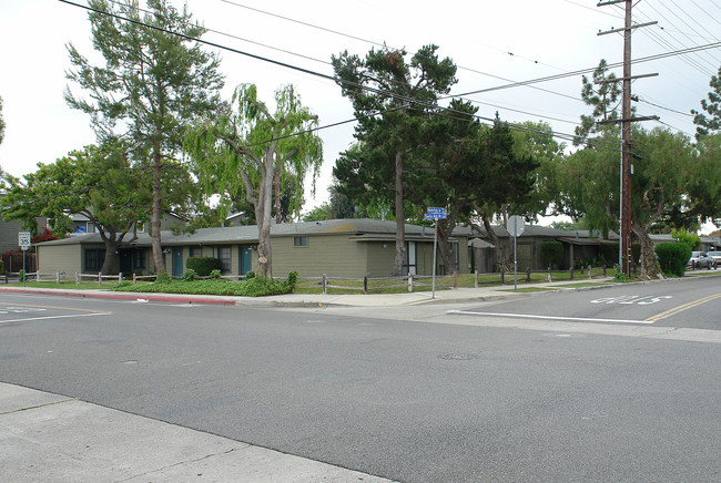 302-318 Monte Vista Ave in Costa Mesa, CA - Building Photo - Building Photo