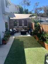 2406 Maravilla Way in Oceanside, CA - Foto de edificio - Building Photo