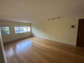 1154 S Barrington Ave, Unit 102 in Los Angeles, CA - Foto de edificio - Building Photo