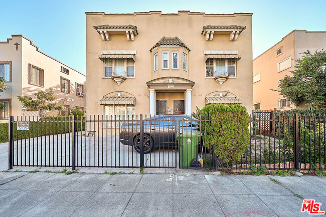 1414 S Bronson Ave in Los Angeles, CA - Foto de edificio - Building Photo