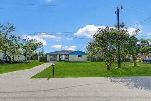 131 Lakewood Dr in Clute, TX - Building Photo