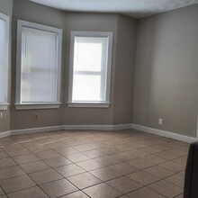 98 County St in Fall River, MA - Foto de edificio - Building Photo