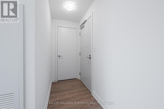 203 College St in Toronto, ON - Building Photo - Building Photo