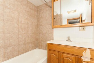 2730 N Wayne Ave, Unit 2 in Chicago, IL - Building Photo - Building Photo
