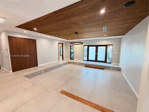 3200 NE 165th St in North Miami Beach, FL - Building Photo - Building Photo