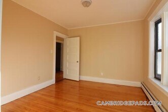 9 Upland Rd, Unit 4 in Cambridge, MA - Foto de edificio - Building Photo