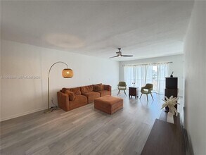 9700 E Bay Harbor Dr in Bay Harbor Islands, FL - Foto de edificio - Building Photo