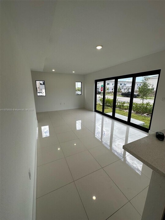 1160 NW 2nd St in Florida City, FL - Foto de edificio