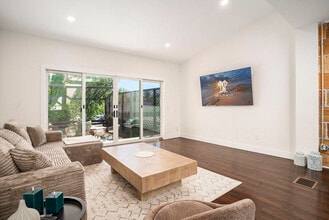 110 Washington Ave in Grand Haven, MI - Foto de edificio - Building Photo