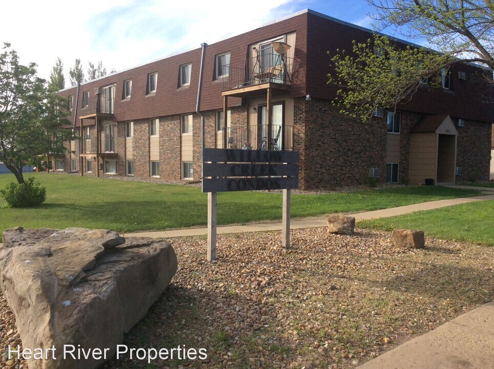 1814 Prairie Ave in Dickinson, ND - Building Photo