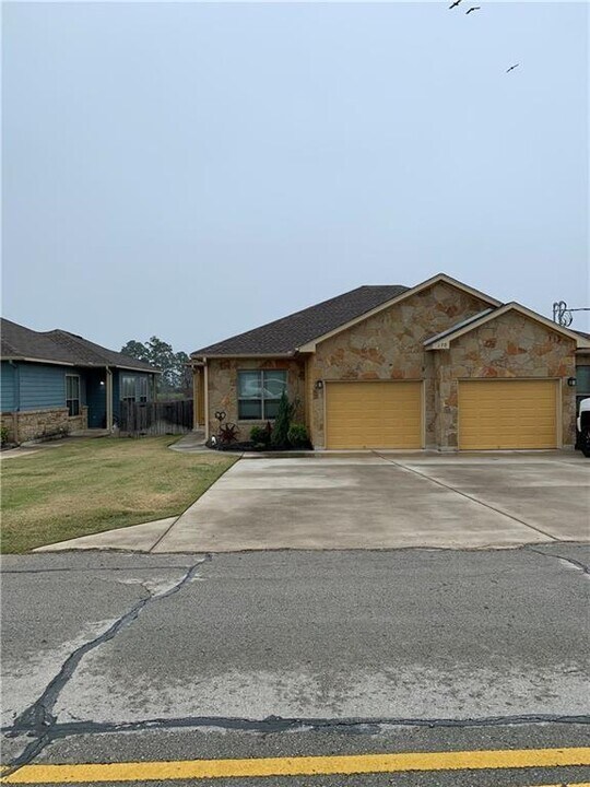 170 Mauna Kea Ln in Bastrop, TX - Building Photo