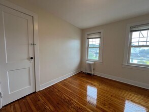 84 Rockaway Pkwy in Valley Stream, NY - Building Photo - Building Photo